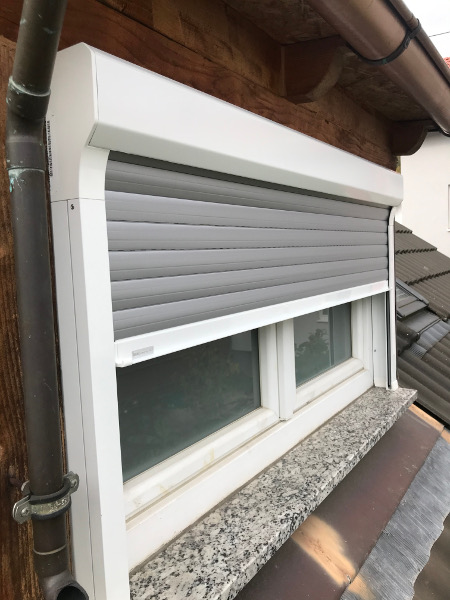 Fenster mit neuem Rolladen nach Maß, nachträglich eingebaut.